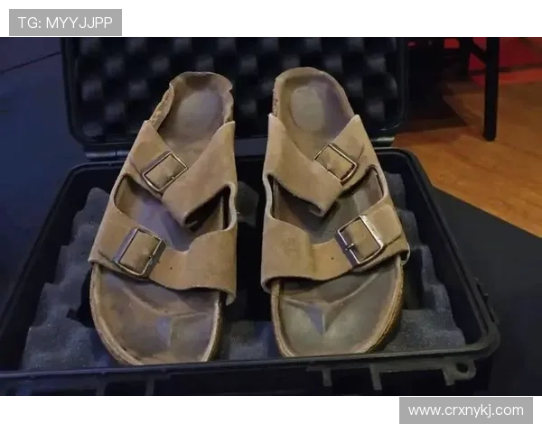 100多美元_双！95后小伙爆改“丑鞋”带火拖鞋小镇